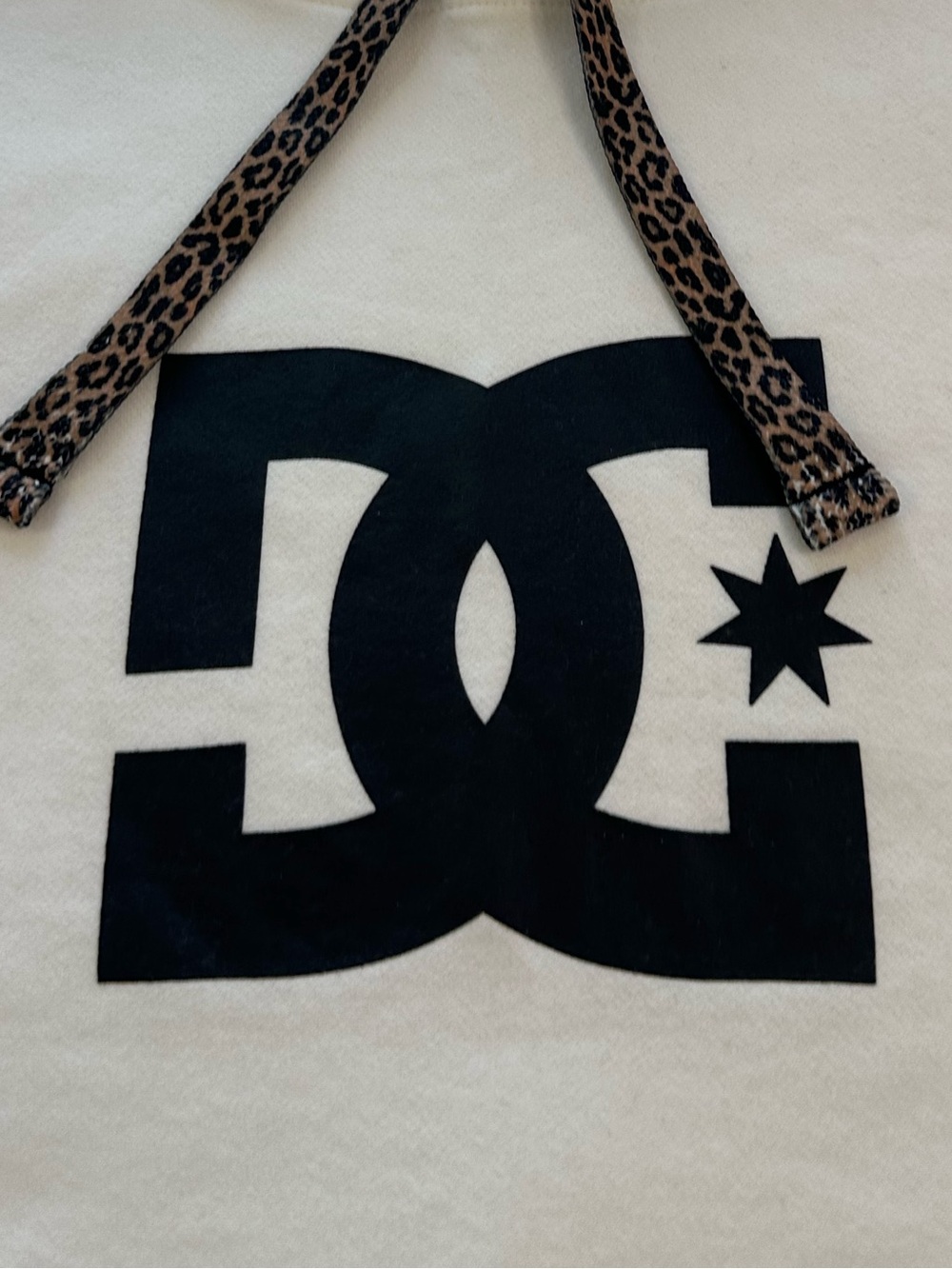 DC Star Cropped Hoodie With Black Graphic Leopard Strings Women’s Size Medium - Picture 4 of 11
